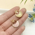 Detalle de colgantes de aleación con estrellas de esmalte rosa y lazos de decoración - Babero con Lazo de Bebé de Esmalte Rosa (22986)