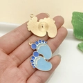 Detalle de colgante de abanico dorado y huella de bebé en esmalte azul para joyería - Huella de Bebé de Esmalte Azul Lago Grande (22975)