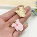 Detalle de colgantes de mameluco en esmalte rosa con reverso dorado para joyería de DIY - Pelele de Bufanda Rosa de Esmalte Rosa (22978)