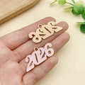Detalle del frente y reverso del colgante con número 2026 rosa para joyería DIY - Grande 2026 Rosa (23358)