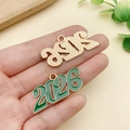 Detalle de colgantes 2026 verdes y dorados para creación de joyas DIY y llaveros - Grande 2026 Verde (23355)