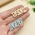Detalle de colgantes año 2026 con acabado dorado texturizado y esmalte azul claro - Grande 2026 Azul (23354)
