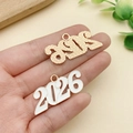 Detalle macro de colgantes año 2026 en oro y esmalte blanco para joyería DIY - Grande 2026 Blanco (23353)