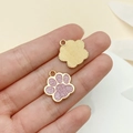 Détail macro du pendentif en forme de patte avec paillettes roses et finition dorée - Base Dorée Paillettes Roses (23327)