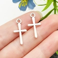 Pendentifs croix en argent pour bijoux DIY tenus en main avec décor floral - Croix en Alliage de Zinc Argent Antique 22x11mm (22334)