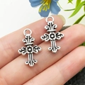 Pendentifs croix argentés vintage avec motifs baroques ajourés pour la création bijoux - Croix en Alliage de Zinc Argent Antique 25x15mm (22333)
