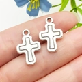 Lot de deux pendentifs croix en argent poli avec design double couche pour bijoux DIY - Croix à Ligne Pleine en Alliage de Zinc Argent Antique 13x19mm (18734)