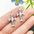 Pendentifs croix vintage argentés avec motifs torsadés, lot de deux breloques pour DIY - Croix Enveloppée en Alliage de Zinc Argent Antique 12x26mm (18727)