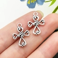 Pendentif croix évidée vintage en argent avec motifs de cœur pour bijoux DIY - Croix en Alliage de Zinc Argent Antique 13x19mm (11302)
