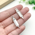 Dettagli dei ciondoli in lega a forma di siringa per portachiavi fai-da-te in argento e bianco - Design Siringa Piccolo Argento Bianco (23225)