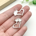 Dettaglio dei ciondoli a cuore da infermiera in smalto bianco e lega d'argento - Design Cuffia da Infermiera a Cuore Argento Bianco (23211)