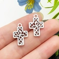 Pendentif croix en argent antique avec motif en spirale pour bijoux DIY - Croix en Alliage de Zinc Argent Antique 12x19mm (11269)
