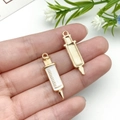 Dettaglio di ciondoli a forma di siringa in oro e smalto per gioielli medici fai-da-te - Design Siringa Rettangolare Oro Bianco (12005)