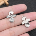 Gros plan de pendentifs de football en argent antique avec gravure et trou de fixation - Style Lettre I Love Soccer (16612)