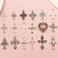 18 verschiedene silberne Kreuzanhänger aus Legierung auf einem sanften rosa Hintergrund - Antik Silber Kleines Kreuz Kombination Set (SN1145)