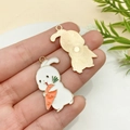 Vue avant et arrière du pendentif lapin en émail montrant la taille et le métal - Charm Lapin Serrant une Carotte (23166)