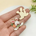 Pendentifs lapin et carotte en émail montrant l'avant et le dos doré pour bijoux DIY - Style Lapin Carotte Arc-en-Ciel (23169)