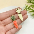 Vue détaillée du pendentif carotte en émail orange et dos en métal doré texturé - Style Grande Carotte de Pâques (23086)
