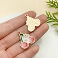 Détail de breloques émaillées lapin cerise avec dos doré pour création de bijoux DIY - Style Lapin Blanc avec Cerise (23083)