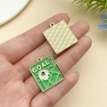 Détails de breloques de football carrées en émail avec finition verte et texture dorée - 22947-1 25x21mm-355g But De Football En Alliage De Zinc Vert Effet Goutte D'huile