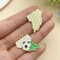 Détail du pendentif de football avec flammes en émail et texture tissée dorée - 22944-1 25x23mm-23g Ballon De Football Volant En Alliage De Zinc Vert Effet Goutte D'huile