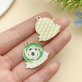 Détail montrant l'avant et l'arrière du pendentif de foot en émail avec alliage doré - 22941-1 25x25mm-29g Ballon De Football Rotatif En Alliage De Zinc Vert Effet Goutte D'huile