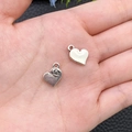Colgantes corazón plata antigua con relieve rosa y superficie pulida para joyas DIY - Flor de Corazón de Plata Antigua 9x8mm (Ref. 10412)