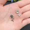 Colgantes de rosa en plata antigua para collares y bisutería hechos a mano DIY - Flor de Rosa de Plata Antigua 9x21mm (Ref. 16924)