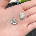 Colgantes de rosa en aleación de plata para joyería artesanal sobre la palma de mano - Flor de Rosa de Plata Antigua 13x17mm (Ref. B89)