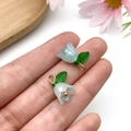 Blauwe acryl lelietje-van-dalen hanger met groen blad en gouden metalen ringetje - Zeeblauw Lelietje-Van-Dalen (22371)