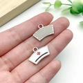 Ciondolo cappello da infermiera smaltato bianco con croce rossa e retro in metallo sbalzato - Cuffia da Infermiera Rettangolare Argento Bianco (23228)