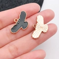 Détail du pendentif oiseau en émail noir et de son revers texturé doré pour bijoux DIY - Oiseau Hibou Chauve-Souris (19519)