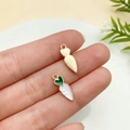 Enameled carrot alloy pendant accessories with green heart leaves in golden finish - White Carrot Style (10848)