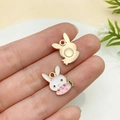 Pendentif lapin et carotte en alliage blanc et rose avec finition dorée pour bijoux DIY - Style Lapin Couché sur une Carotte (17506)