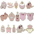 Set de 15 dijes de bebé en esmalte rosa con calcetines y caballo balancín para joyería - Estilo Serie de Bebé de Esmalte Rosa (SN1204)