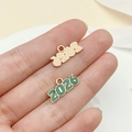 Colgante numérico 2026 en oro con esmalte verde para pulseras y collares DIY - 9x17mm / Verde