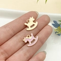 Colgantes de caballito en esmalte rosa y oro para creación de joyería DIY - Caballo de Troya de Unicornio de Esmalte Rosa (11030)