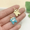 Mini colgante de peto de esmalte azul y dije de ropa dorada para llaveros personalizados - Peto de Bebé de Esmalte Azul Lago (12332)