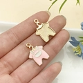 Colgantes de bebé en esmalte rosa y camiseta dorada para joyería DIY y llaveros - Peto de Bebé de Esmalte Rosa (22964)