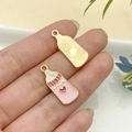 Colgante biberón rosa y blanco de aleación con textura trasera dorada grabada - Biberón de Corazón de Bebé de Esmalte Rosa (22966)