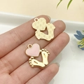 Colgantes de corazón dorados con huella de bebé en esmalte rosa y reverso texturizado - Huella de Bebé de Corazón de Esmalte Rosa (22968)