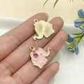 Colgante de elefante rosa con lazo rojo para joyería DIY, reverso de metal dorado - Elefante con Lazo de Esmalte Rosa (22970)