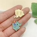 Colgante de elefante con esmalte azul claro y parte trasera dorada en plato blanco - Elefante con Lazo de Esmalte Azul Lago (22971)
