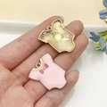 Colgante de ropa de bebé en esmalte rosa con lazo y aleación dorada para joyería DIY - Pelele con Lazo de Esmalte Rosa (22980)