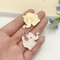 Lindo colgante de elefante de esmalte rosa con detalles en metal dorado brillante - Elefante con Lazo de Esmalte Rosa Grande (22982)