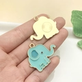 Colgante de elefante con esmalte azul claro y baño de oro para manualidades y joyería DIY - Elefante con Lazo de Esmalte Azul Lago Grande (22983)