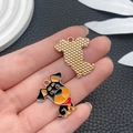 Vista macro di ciondoli a forma di cane in smalto con retro dorato testurizzato per DIY - Stile Doberman Nero (23300)
