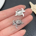 Détail macro de pendentifs tortue marine argentée montrant la texture et le dos pour bijoux DIY - Tortue de Mer (22907)