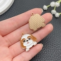 Détails de l'avant et de l'arrière d'une jolie breloque chien en émail avec texture métal - Cavalier Blanc (23305)