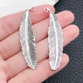 Coppia di ciondoli a piuma vintage in lega d'argento antico per gioielli fai-da-te - 12x52mm / Ciondolo Piuma Argento Antico (6262)
